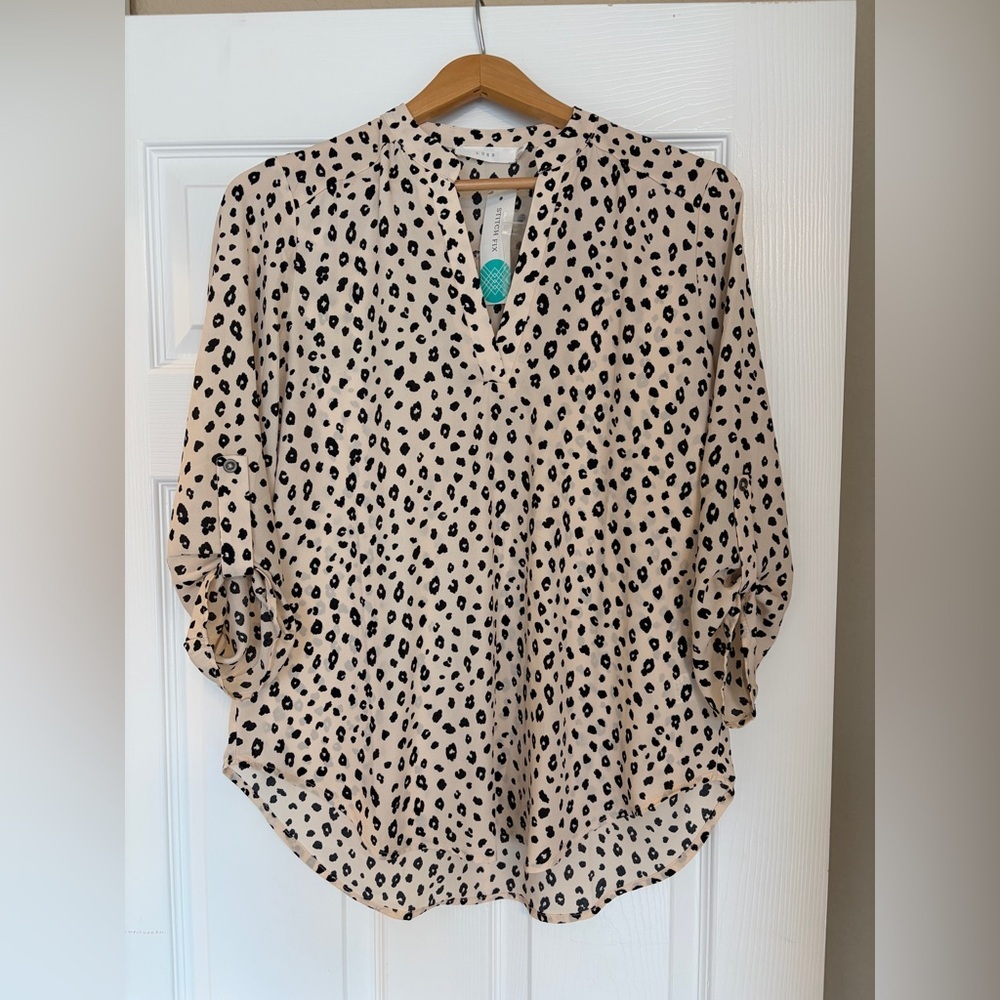 NWT Lush Warren Split Neck Blouse Size Small Animal Print Cougar Leopard W7